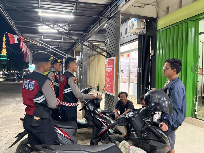 Foto Kegiatan Patroli Cooling System oleh Satuan Samapta Polres Lombok Utara pada Jumat Malam (30/8/2024) di Pertokoan Jalan Utama KLU (Sumber Foto: Humas Polres Lombok Utara) Foto Kegiatan Patroli Cooling System oleh Satuan Samapta Polres Lombok Utara pada Jumat Malam (30/8/2024) di Pertokoan Jalan Utama KLU (Sumber Foto: Humas Polres Lombok Utara)